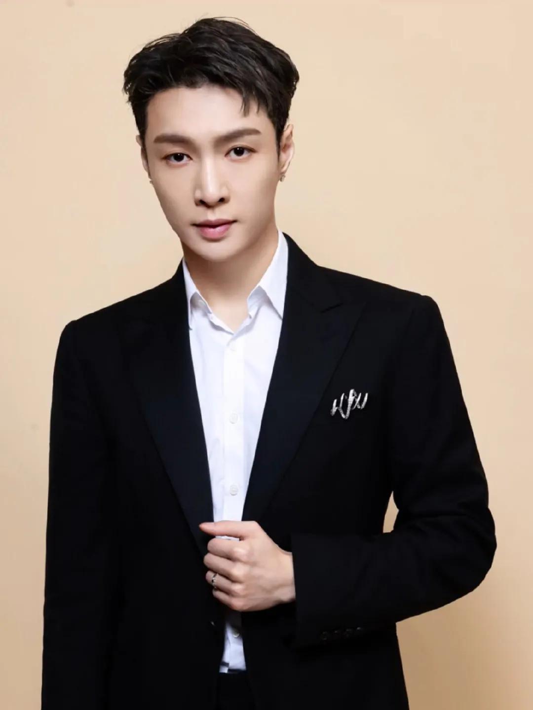 尚美巴黎张艺兴白色西装,张艺兴是尚美巴黎全球代言人吗