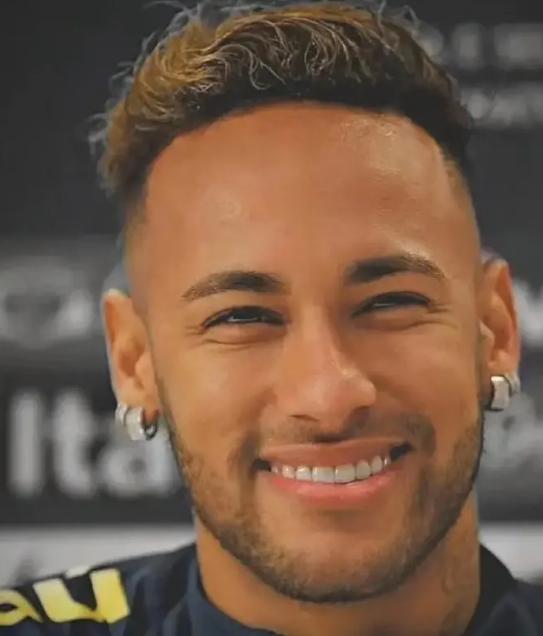 贫民窟里产凤凰，他们没有特供的海参，却成了顶级球星