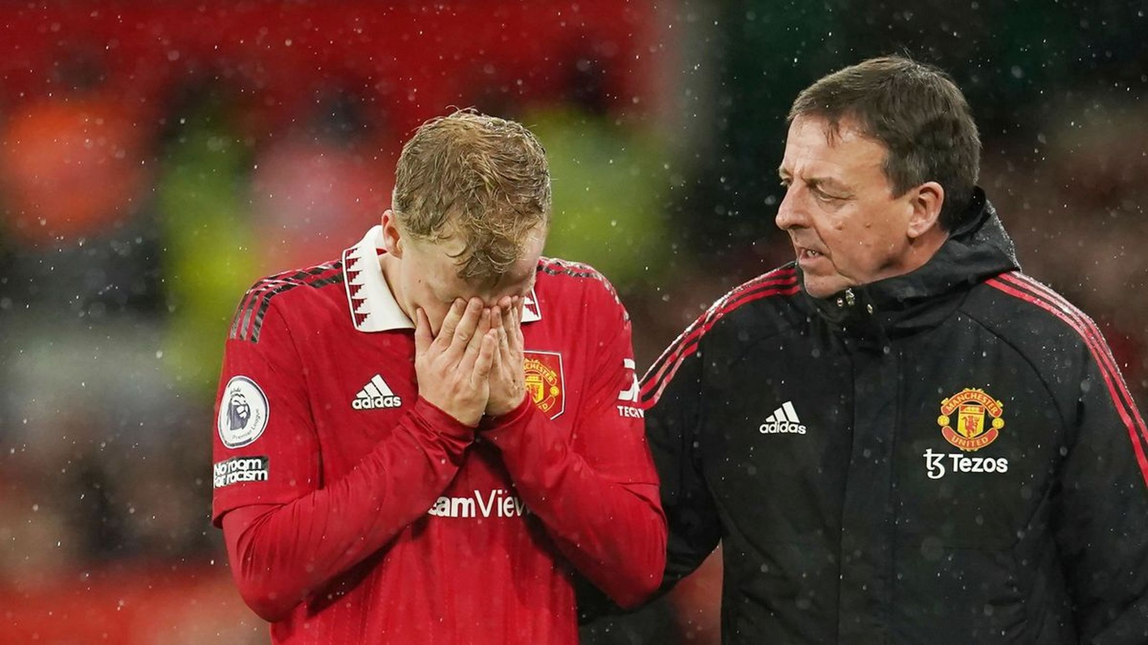 曼联官宣第三签35岁老将加盟,曼联官宣后防新星续约后离队