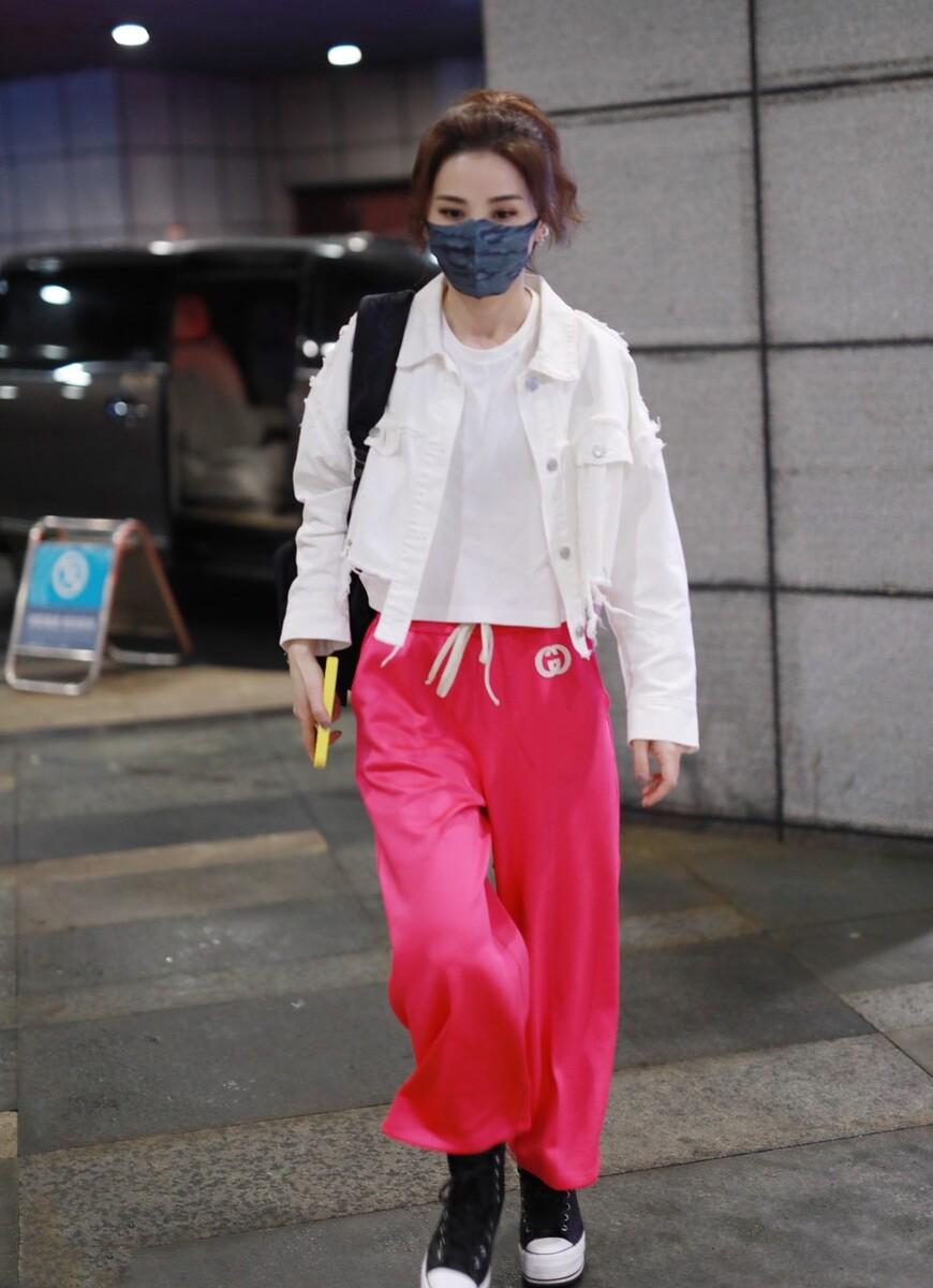 被阿Sa的穿搭美到了，白色牛仔衣配玫红色9分裤，时髦又减龄