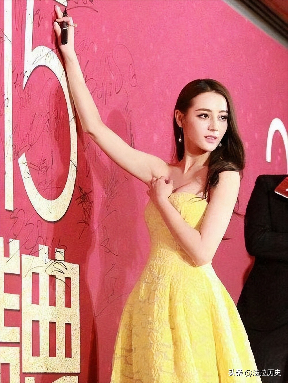 “半露酥胸”却还要捂着，脸皮薄到不自在，迪丽热巴遭网友群嘲