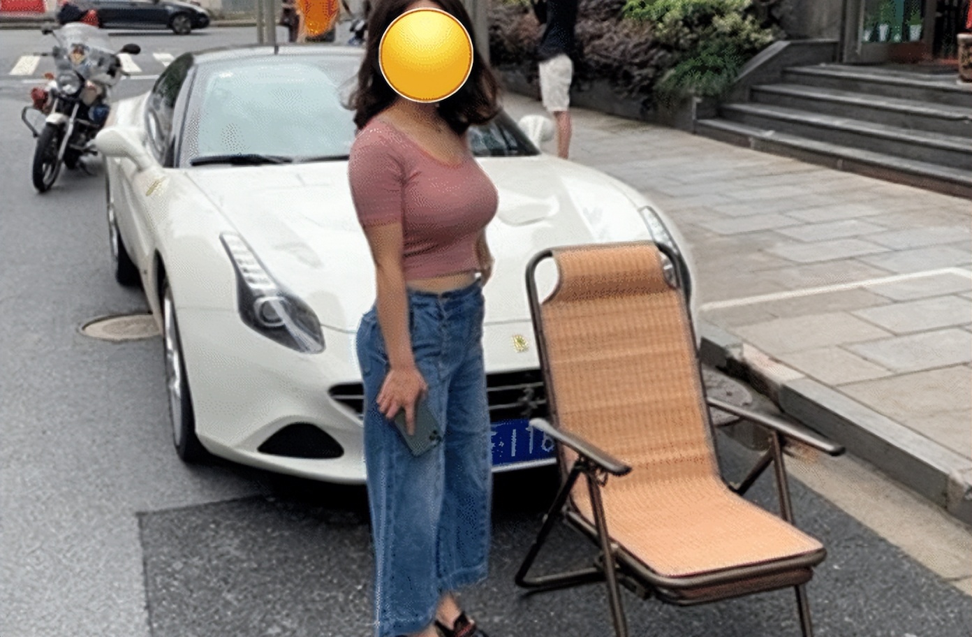 法拉利违停用躺椅遮挡号牌,路边违规停车并遮挡号牌扣多少分