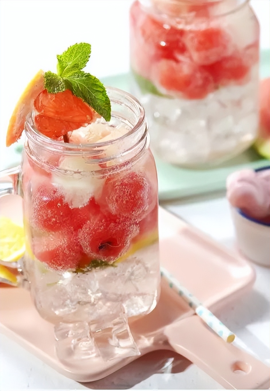 一位优雅的公主享用下午茶,一位优雅的公主正在享用下午茶