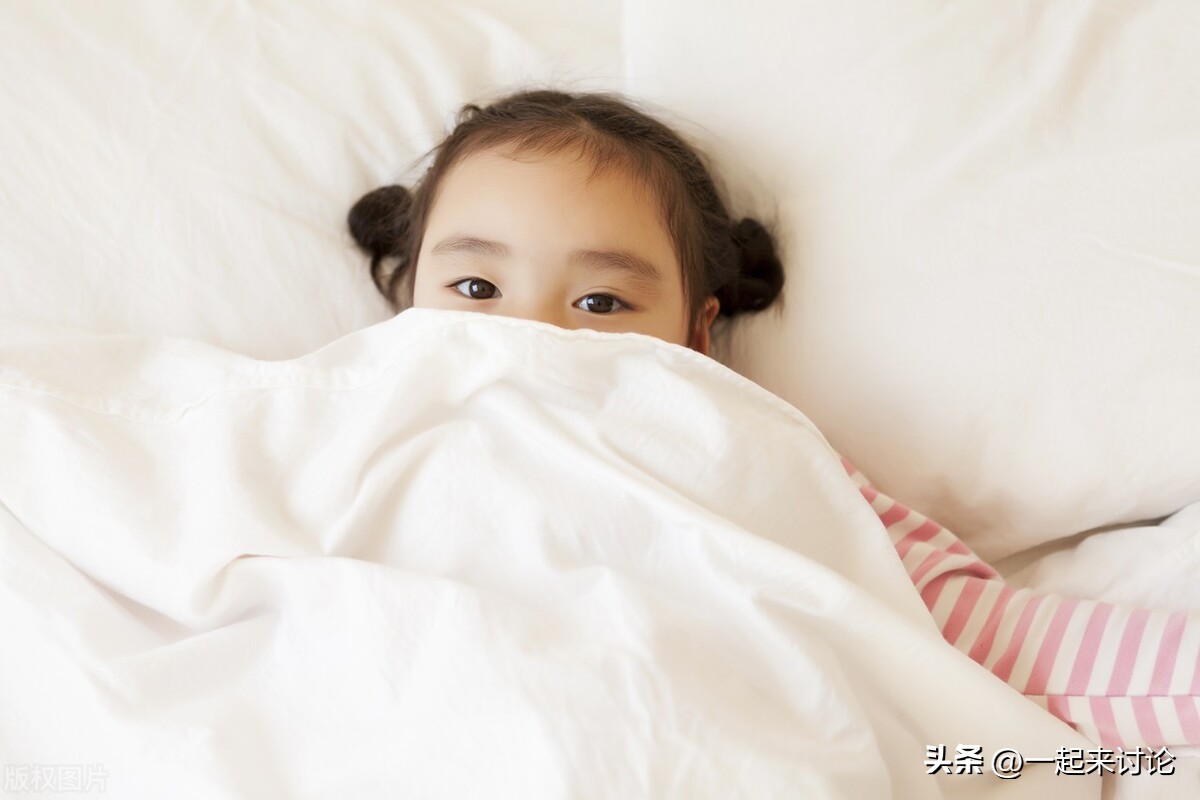 三岁宝宝喜欢抱着小被子睡觉,3岁喜欢摸被子