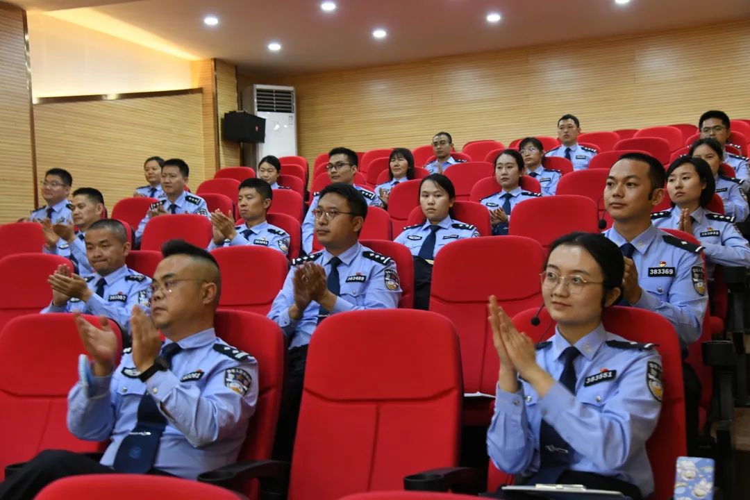 一路书香一生阳光朗诵节目串词,每周一次的读书分享会