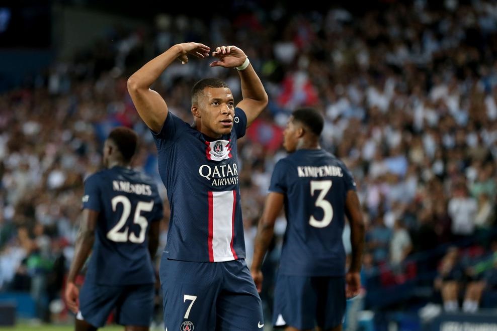 纪录狂魔！6场9球与7场12球，足坛成为新绝代双骄的天下