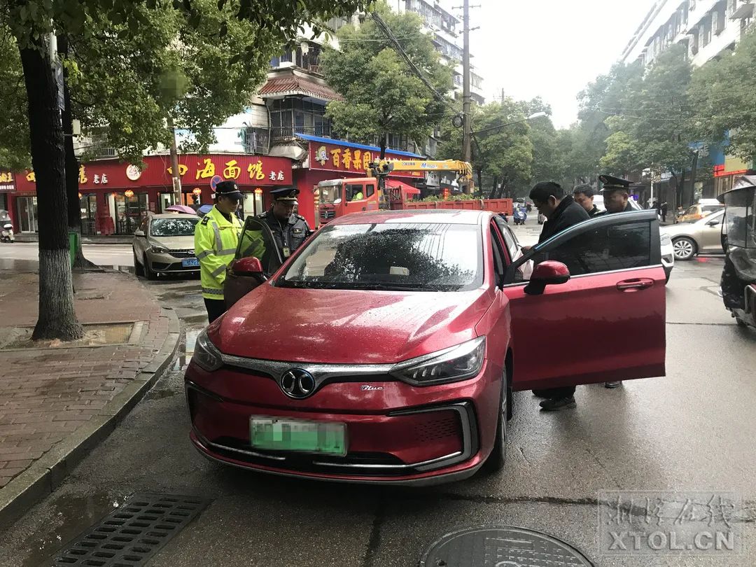 男子打车被警察抓了,一男子跑黑车被查