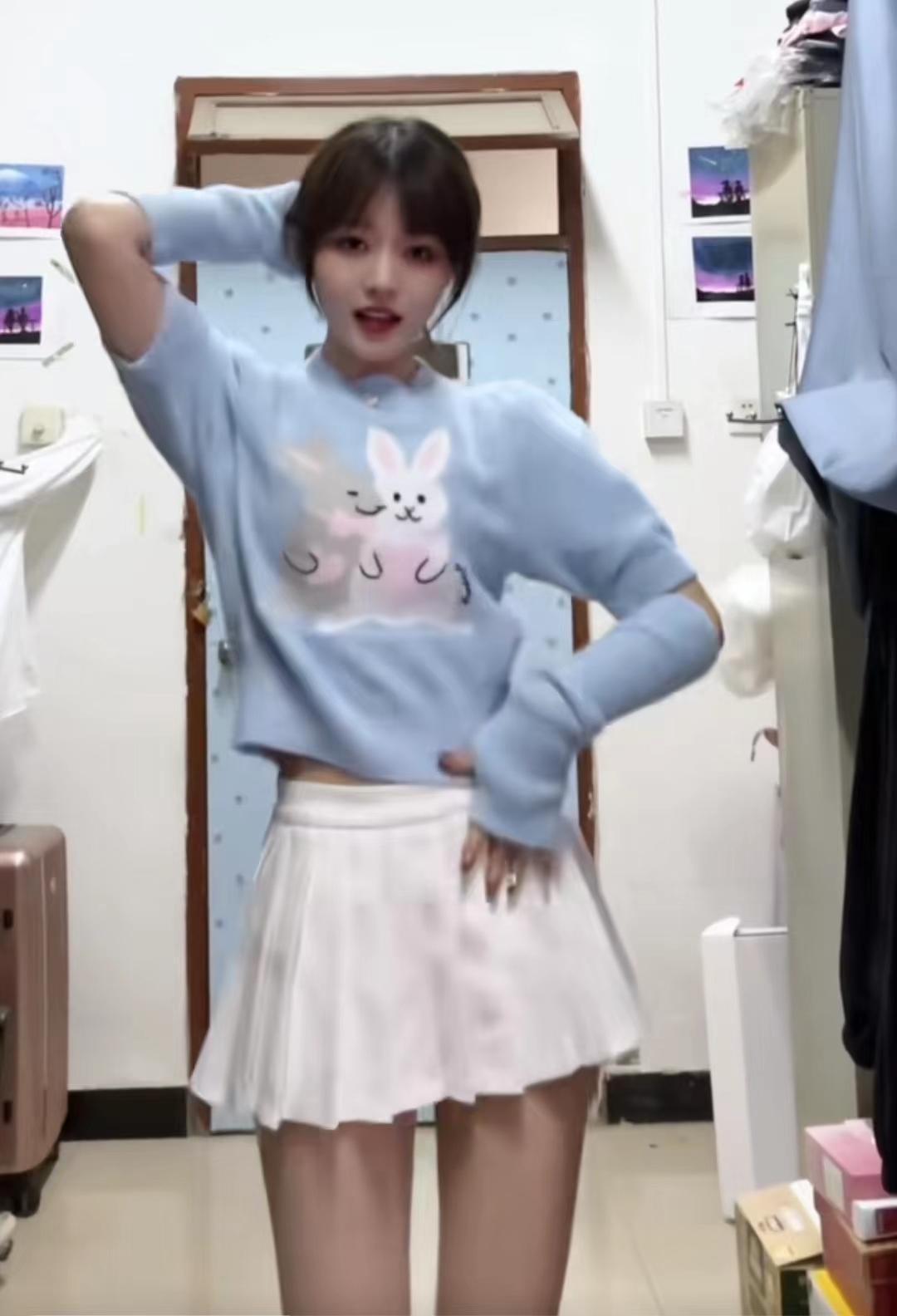 00后大学生又来“整活”了，自创校园低成本舞台，比绝望文盲出彩