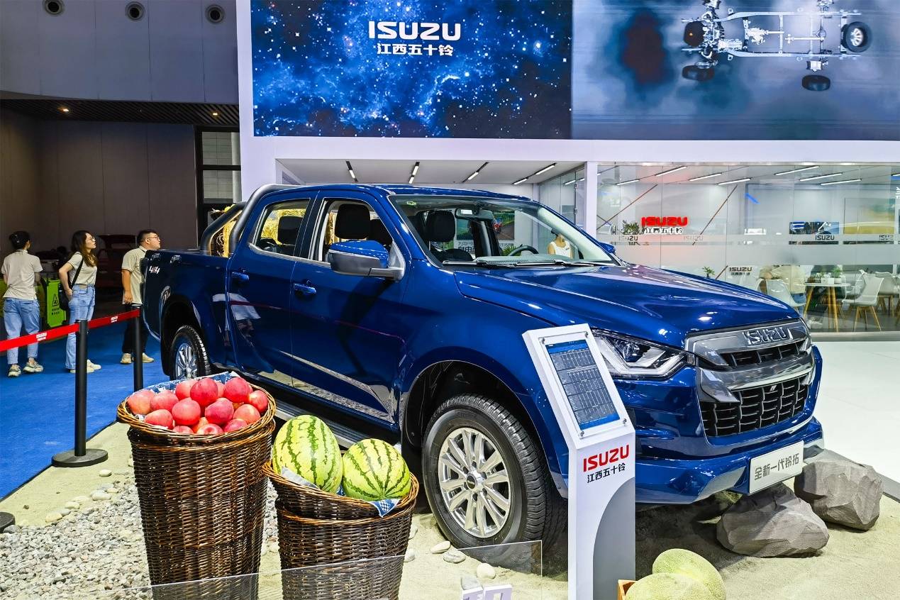 五十铃皮卡铃拓和d-max外观区别,五十铃皮卡铃拓2.5t四驱手动测试