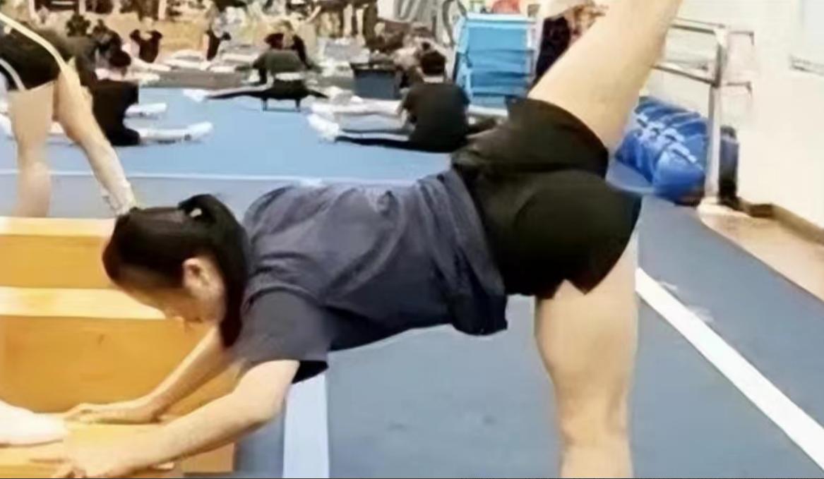 高考跳一字马女生成绩,高考第一个跑的女孩一字马