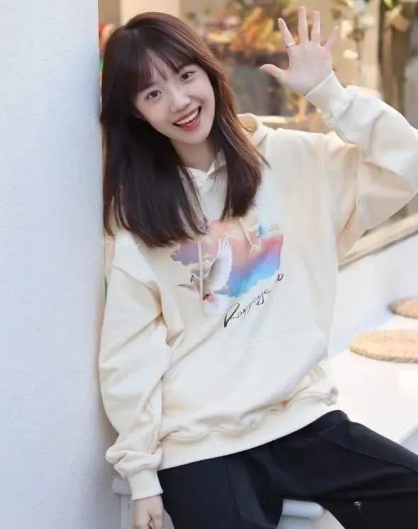 卫衣领口的刺绣图案,卫衣圆领重磅小领口