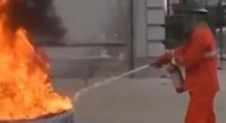 安徽大叔发明灭火器,发明灭火器灭火神器