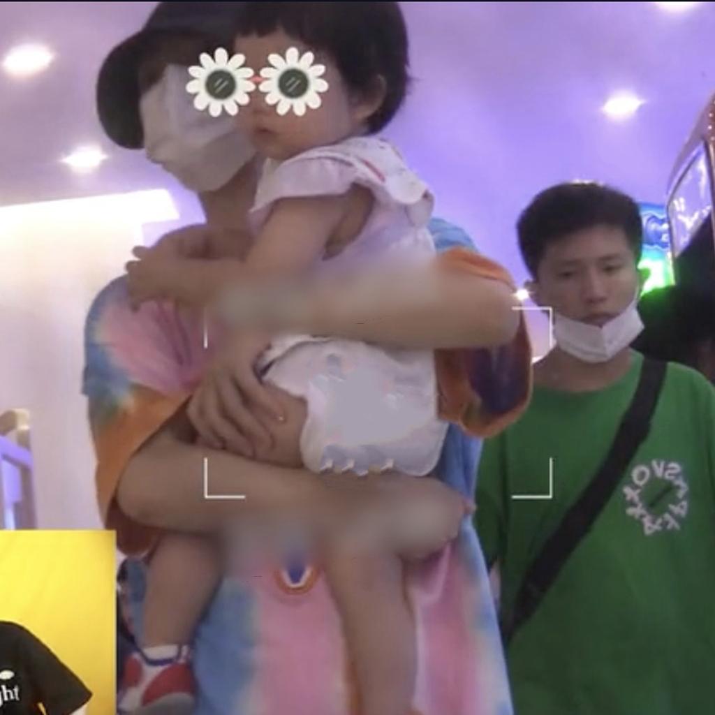 张杰谢娜近期全家福,张杰谢娜带着双胞胎女儿逛商场