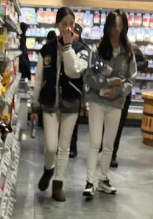 李嫣和男同学照片,李嫣和闺蜜一起逛街