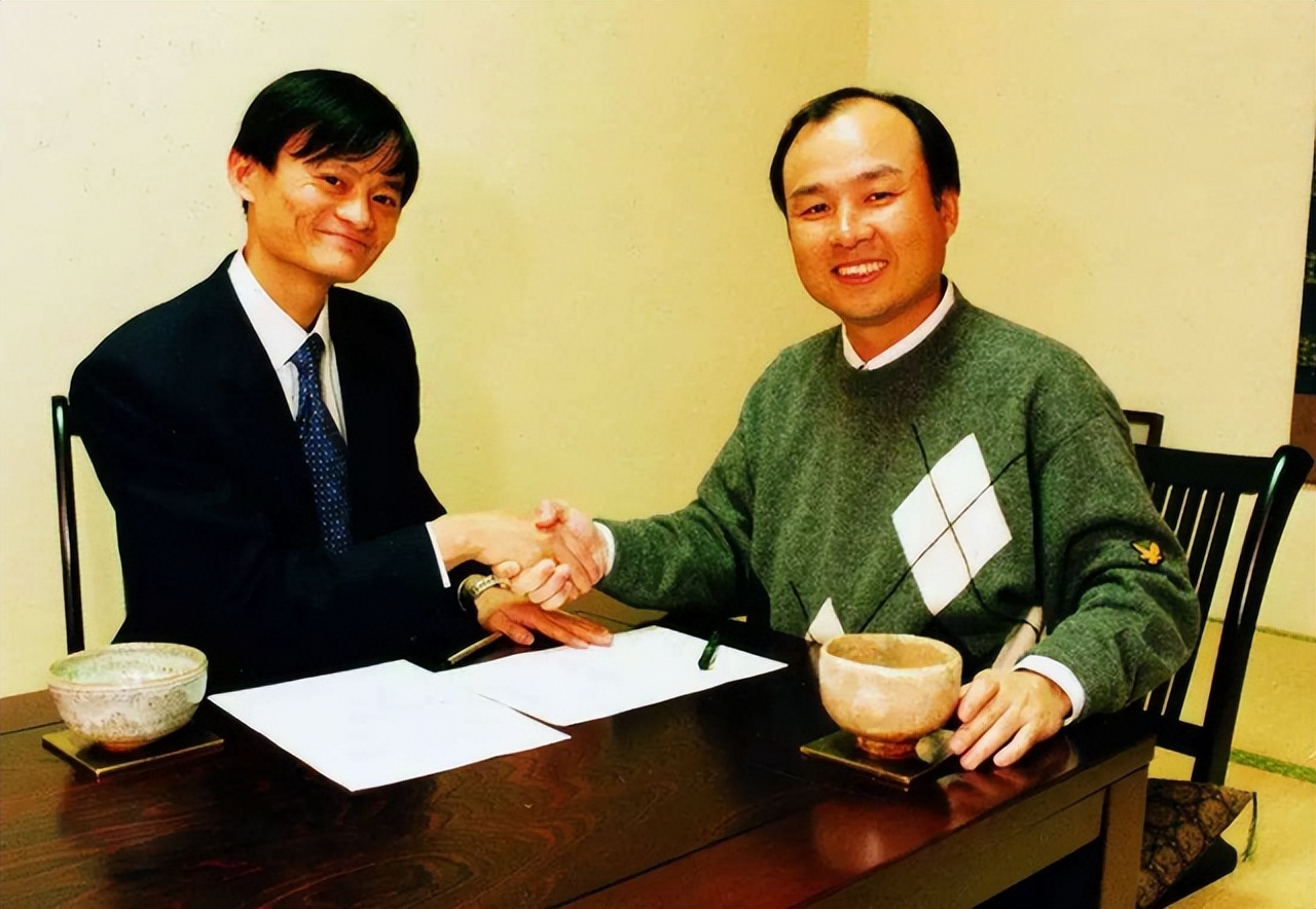 马云背后的大金主，亏到自闭