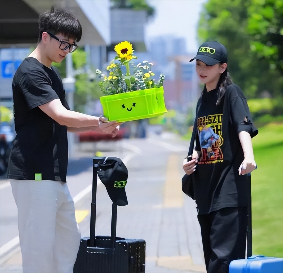 深圳大学对新生太宠爱，通知书变成了箱子，学校回复尽显“格局”
