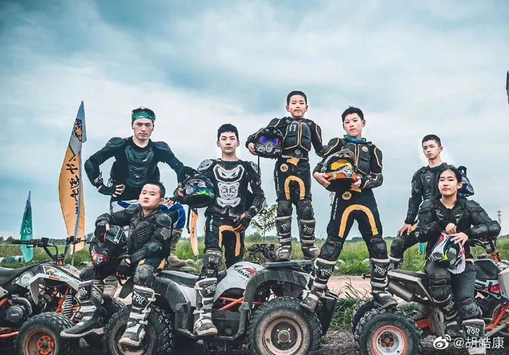 被时代洪流裹挟年轻人,被流量裹挟