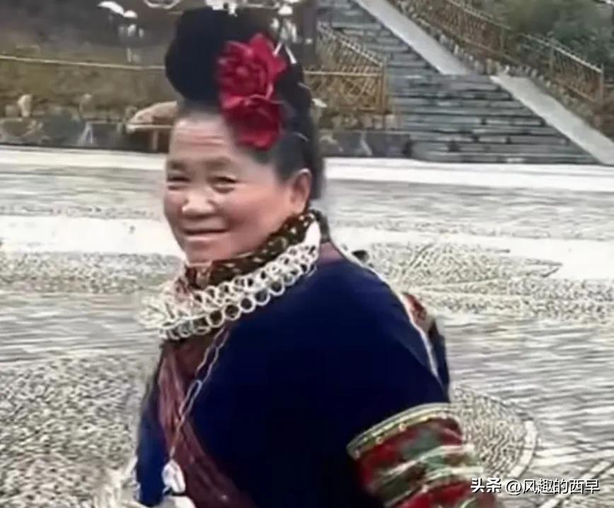 贵州男子骑车2000公里，只为亲眼目睹苗寨景区宣传片的漂亮小姐姐