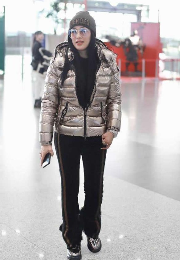 钟丽缇穿橘色运动装,钟丽缇身穿一身豹纹运动装