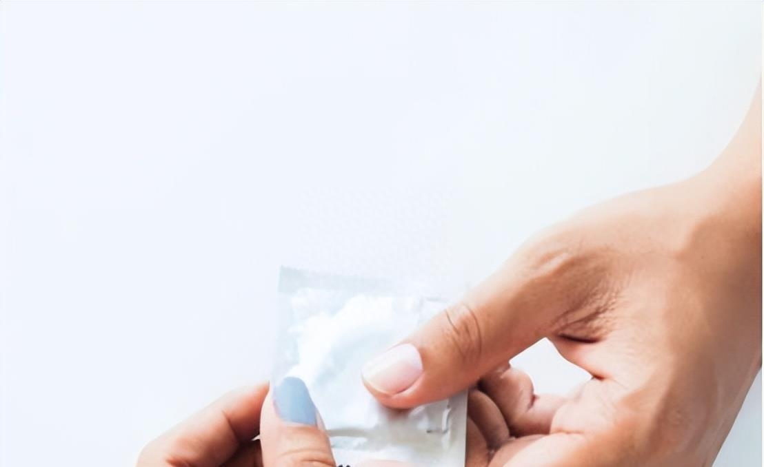 为什么避孕套上会有一层“油”？对身体有危害吗？