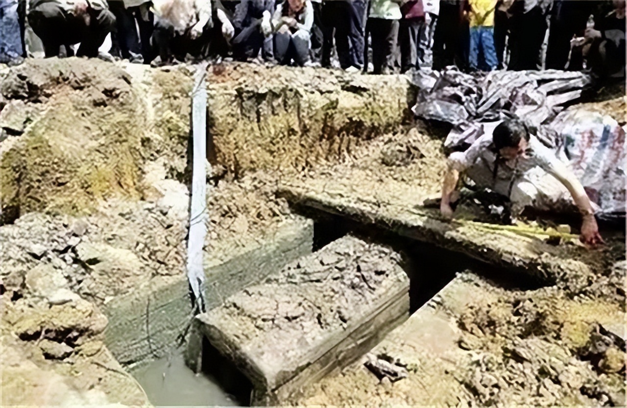 女子百年前被活埋,女子被活埋死后生男婴