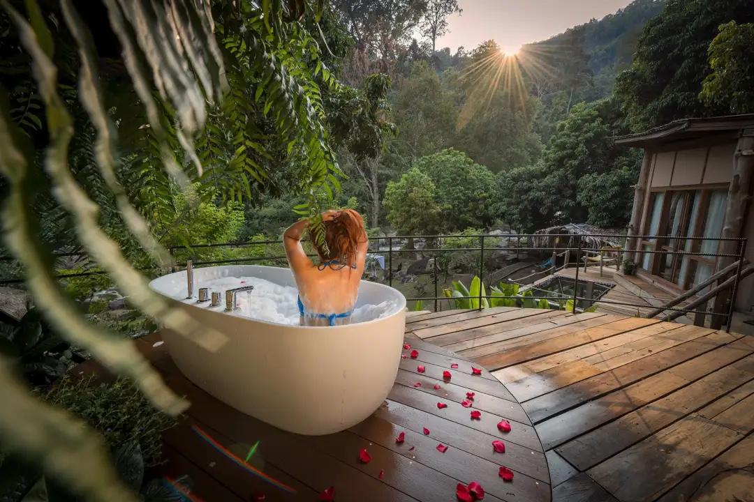 StayWildCafe在清迈瀑布附近设有木制小屋，非常适合逃离城市