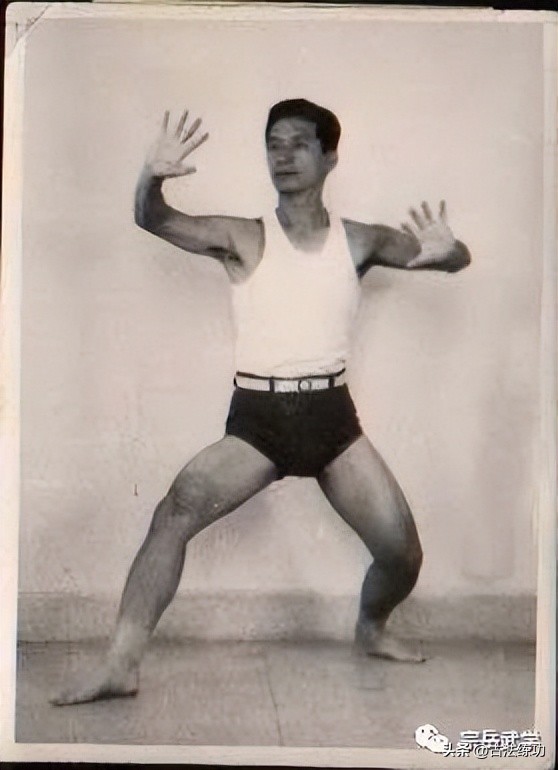 站桩肩部放松与开肩开背区别,站桩能缓解肩部肌肉紧张