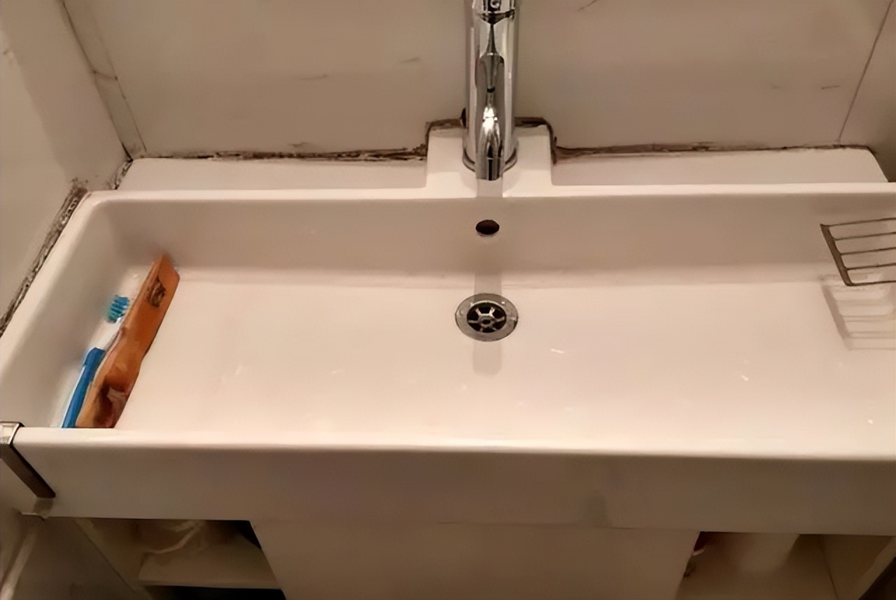 玻璃胶发霉清洗妙招,玻璃胶发霉怎么清洁