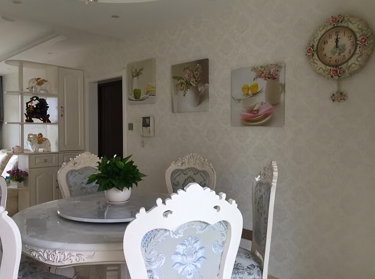 新房装修完毕，120平花了25万，客厅却被小姑子的十字绣毁了