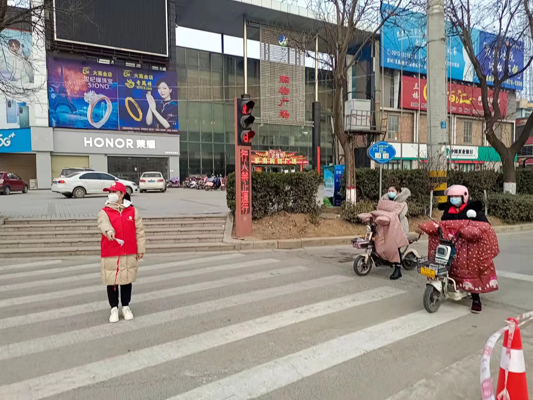 秦东考务中心大荔金龙驾校,大荔秦东考务中心接送车