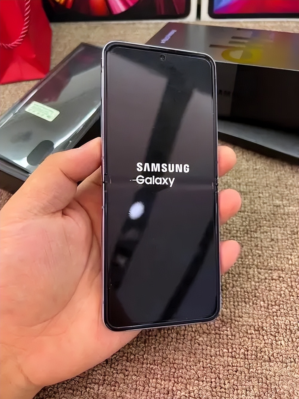 三星折叠屏漏液导致失灵,三星折叠屏zflip5漏液保修吗