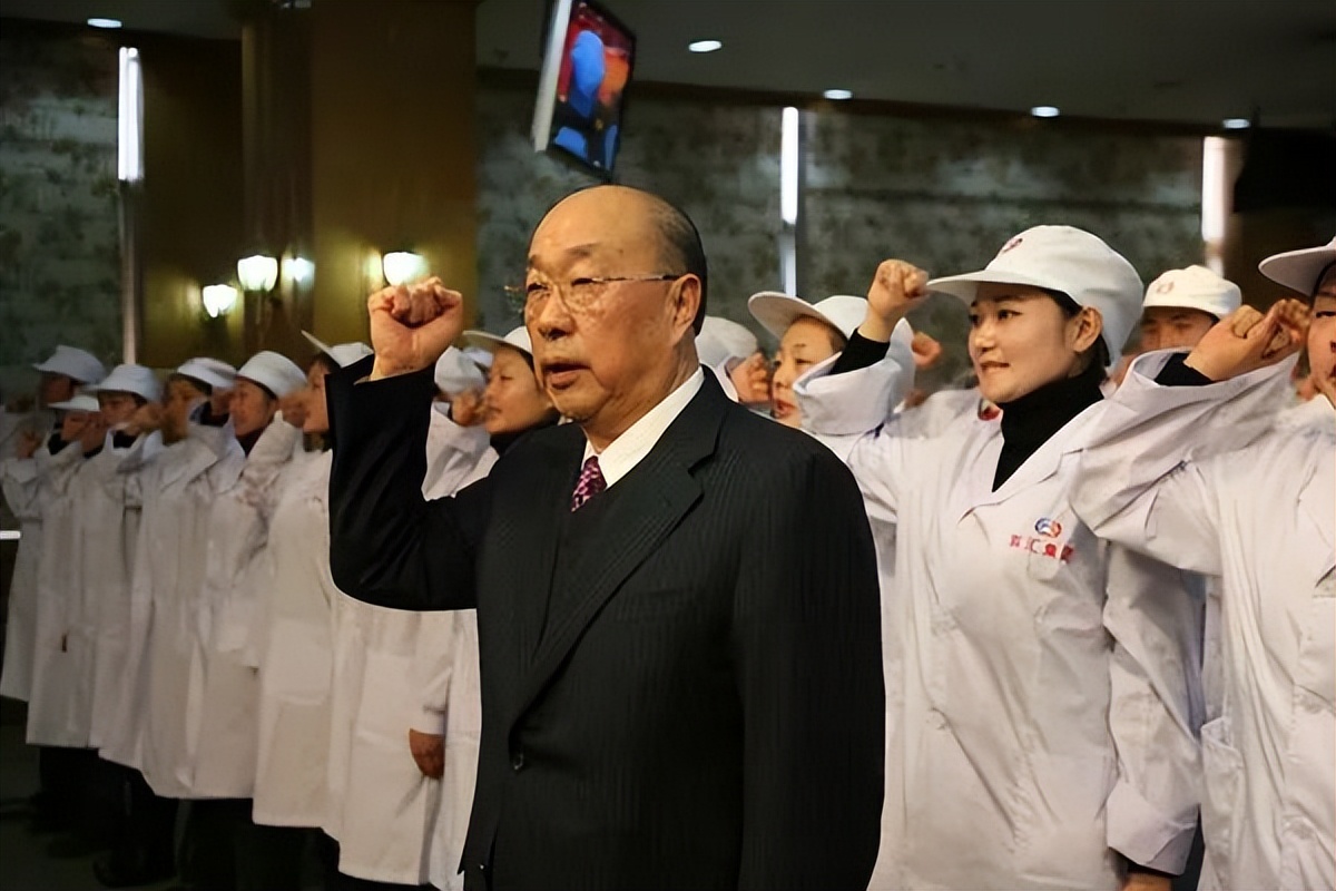 把国企变私企，从负债500万到估值1935亿，83岁的他该不该骂？