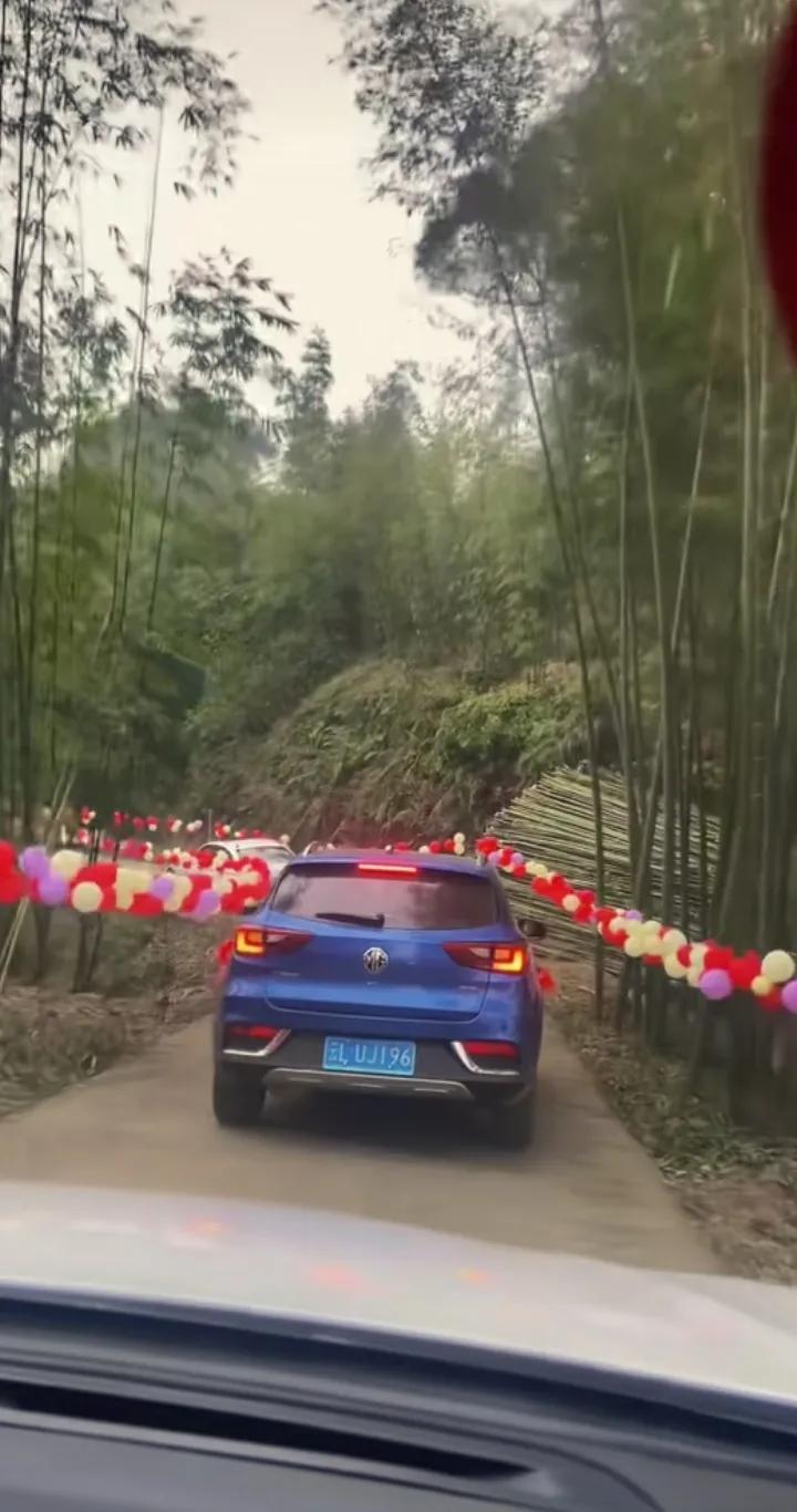 山路婚礼气球,山路弯弯婚礼现场