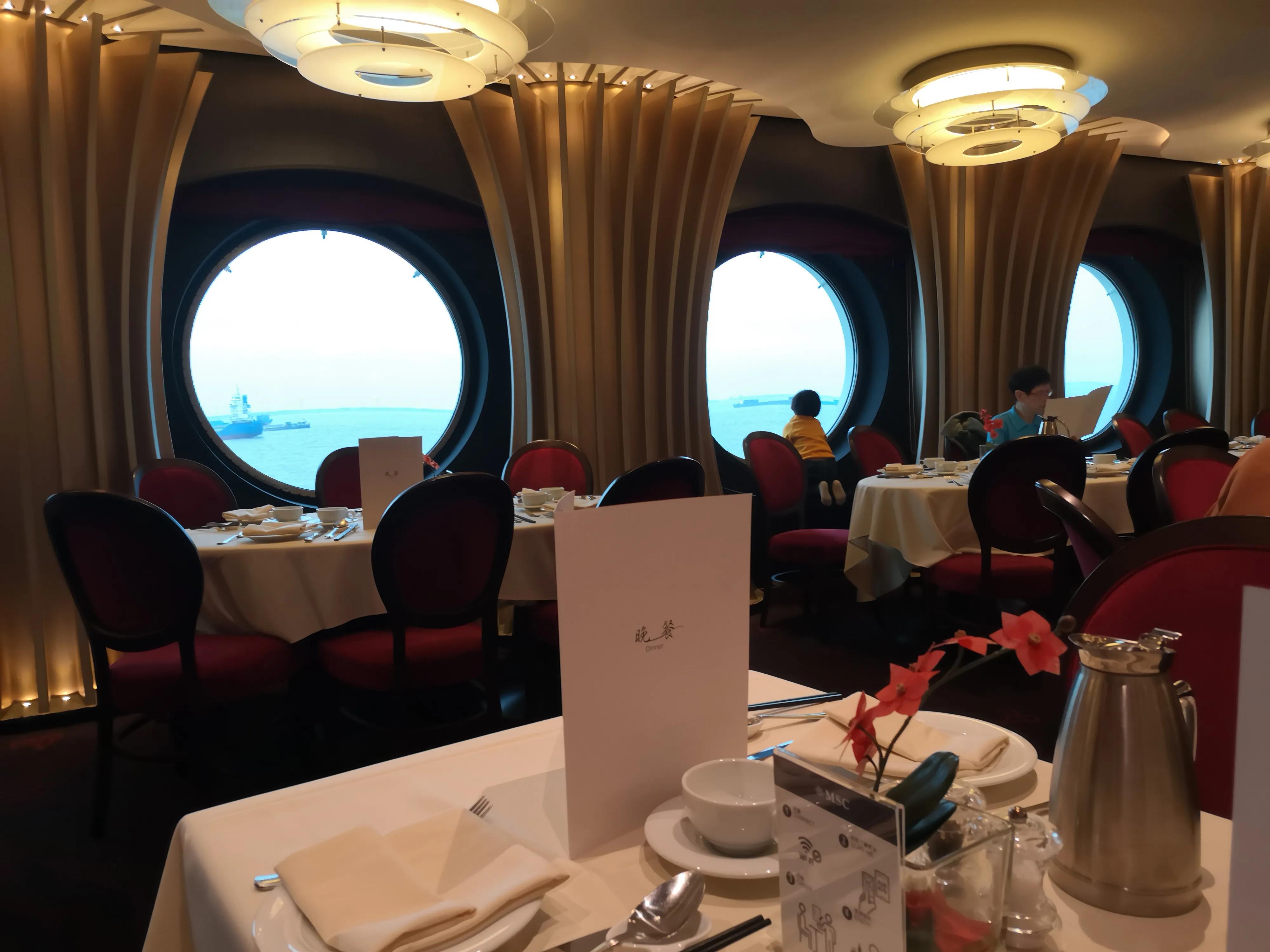 乘坐荣耀号邮轮,上海荣耀号邮轮首航大妈