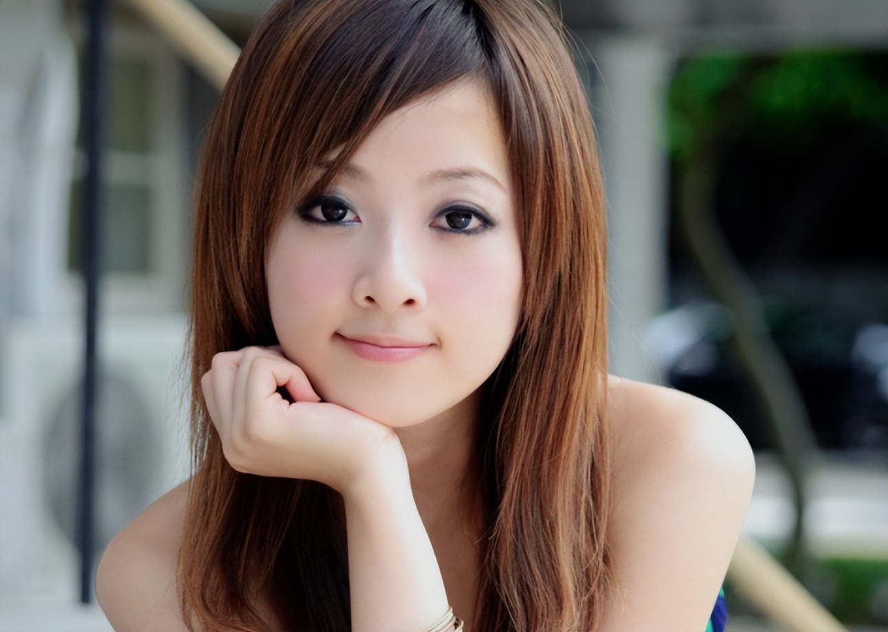 女子洗澡发现腋窝肿块,女孩洗澡时发现背后长了个痘痘