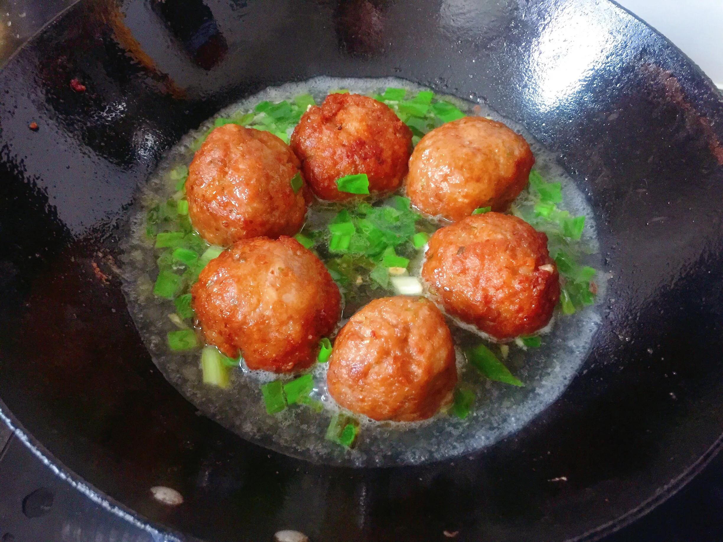 红烧狮子头怎么做才能滑嫩不散,大厨教你做红烧狮子头又香又解馋