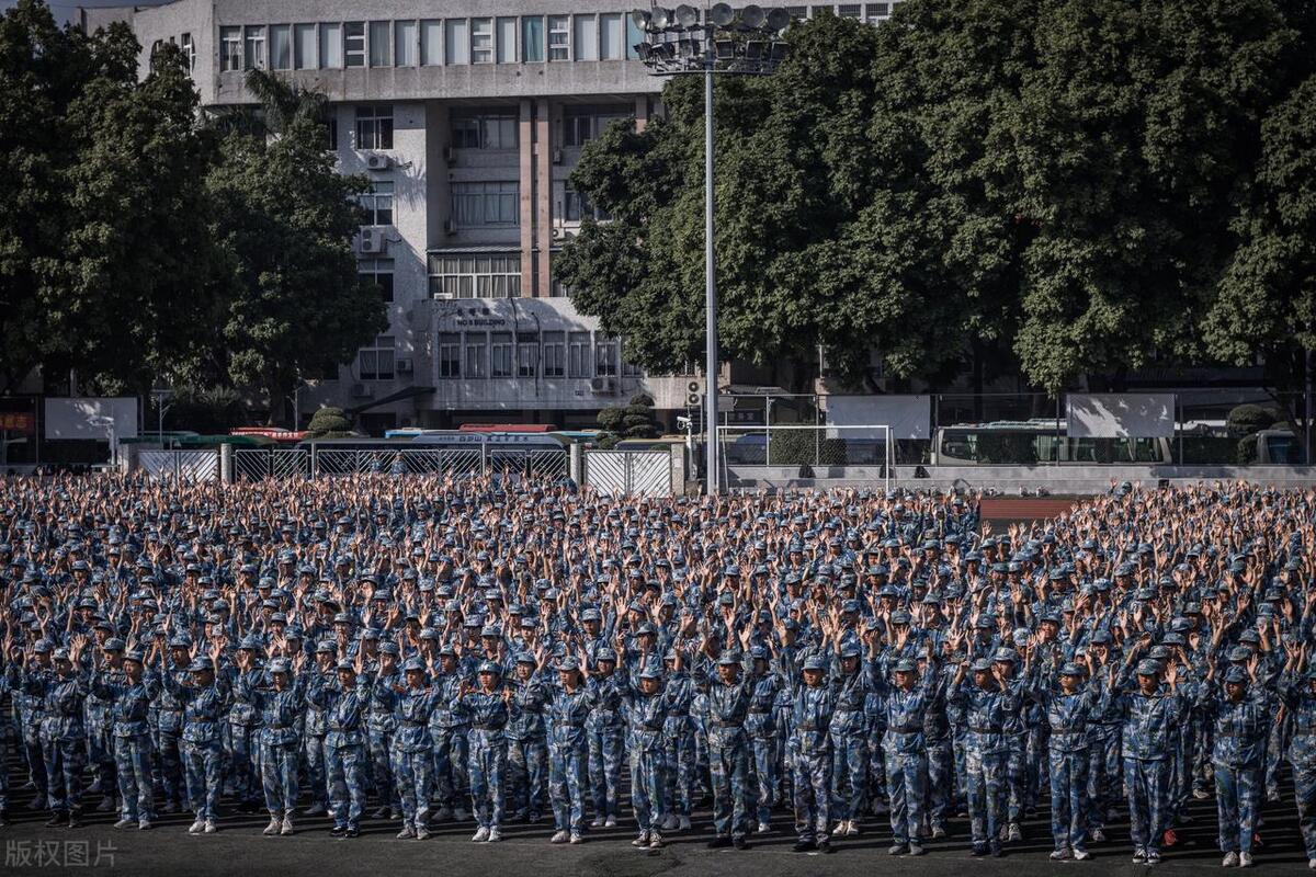 学生军训该不该取消的看法,初中军训是一定要参加的吗