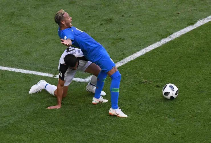 内马尔演技假摔队友,内马尔假摔自作自受