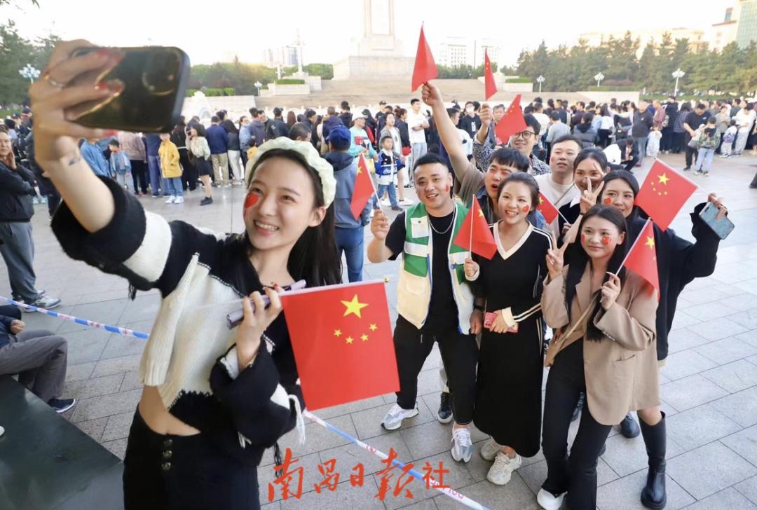 八一广场今天的最新视频,八一建军节一个热血沸腾的场面