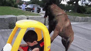 女孩子看起来外表美丽，其实裤袜已经掉到大腿根了！哈哈哈