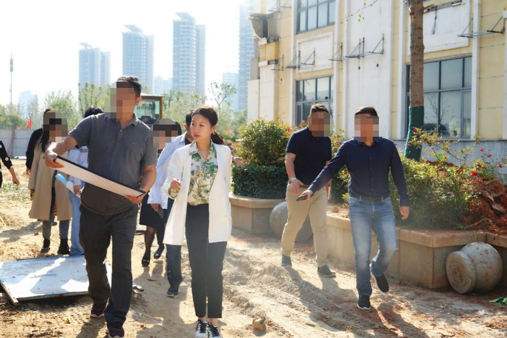 回顾美艳董事长落马，21岁刚毕业就当上了当地局长，疑似权色上位