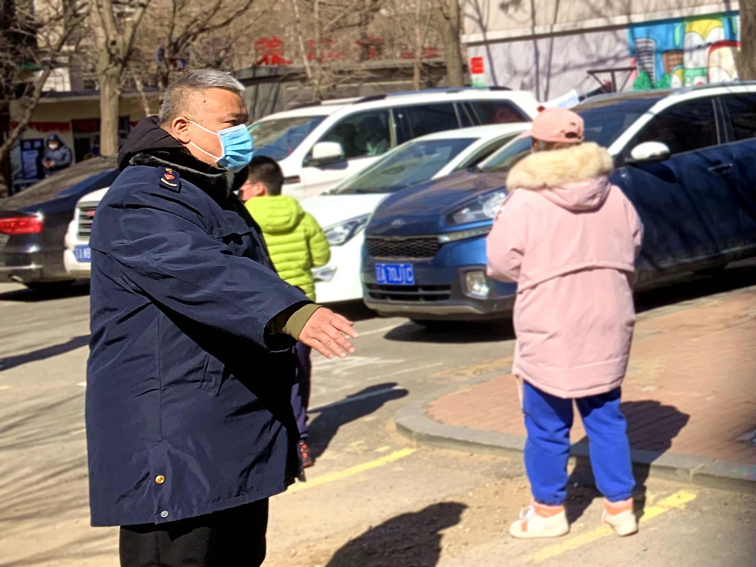 志愿者疫情期间坚持岗位不退,疫情党员志愿者迎难而上