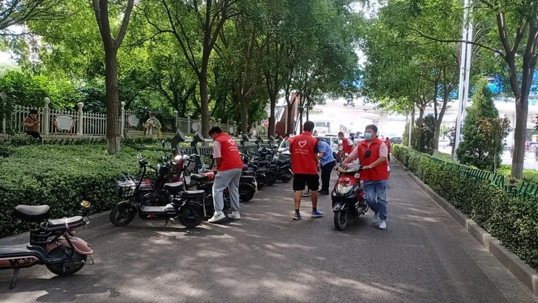 介休青志协红马甲为你护航，愿你旗开得胜，未来闪闪发光