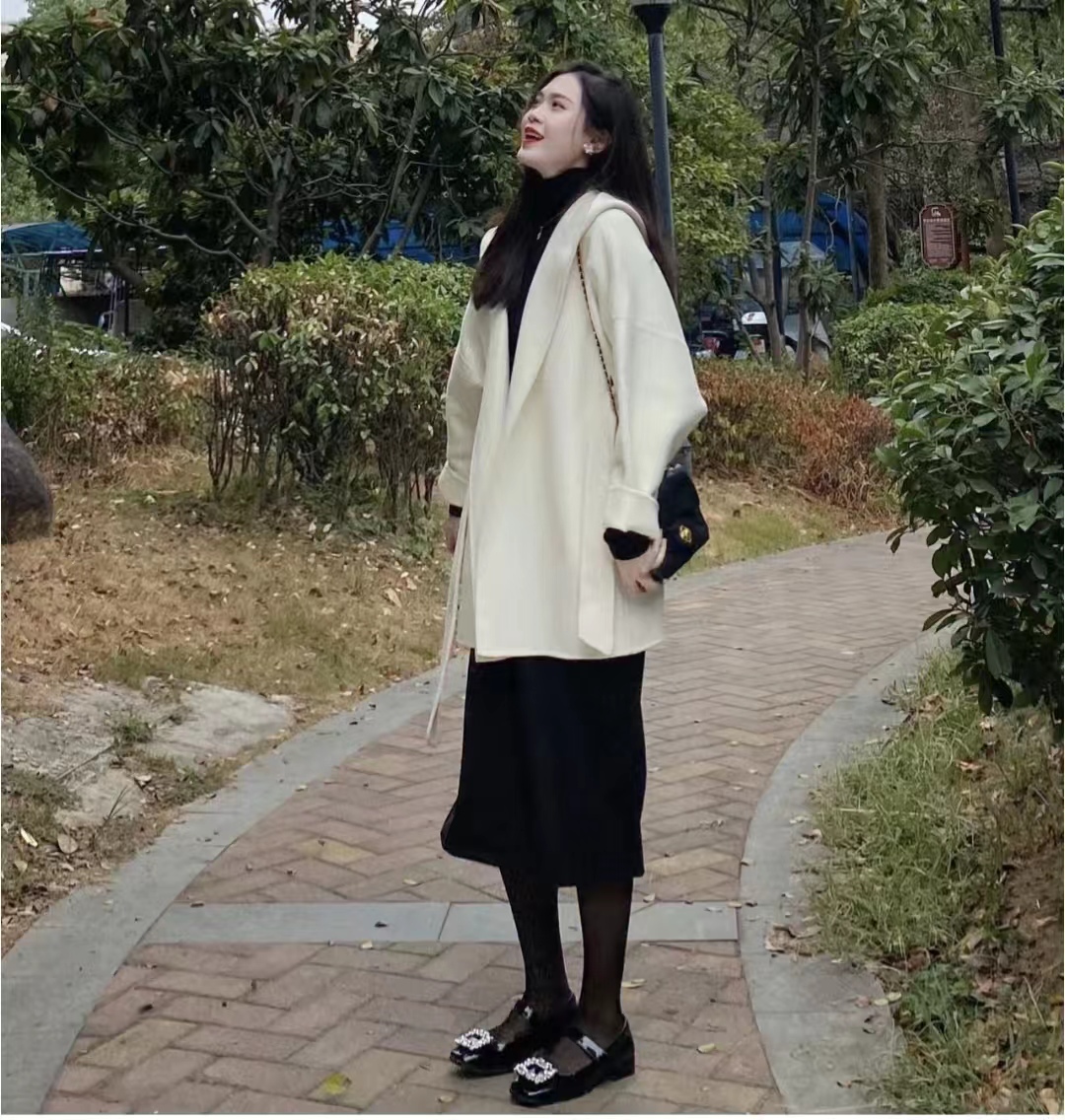 白色搭什么颜色最好看冬季女士,秋冬搭配什么颜色显白