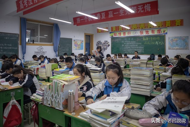 高中生和大学生哪个费用高,高中生一学期有什么费用