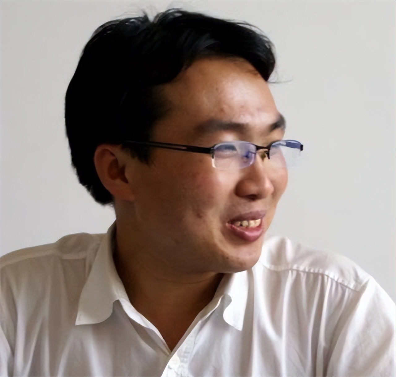 农村穷小伙进城上学捡废品,拾荒小伙供妹妹上大学