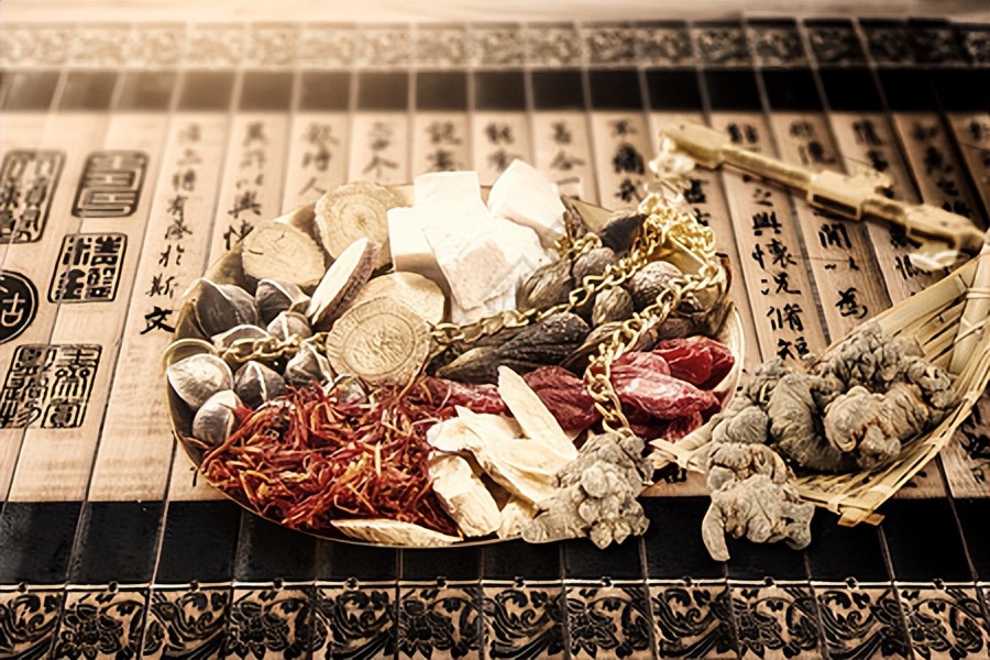 小腹按压有块状,小腹按压有硬硬的感觉而且疼