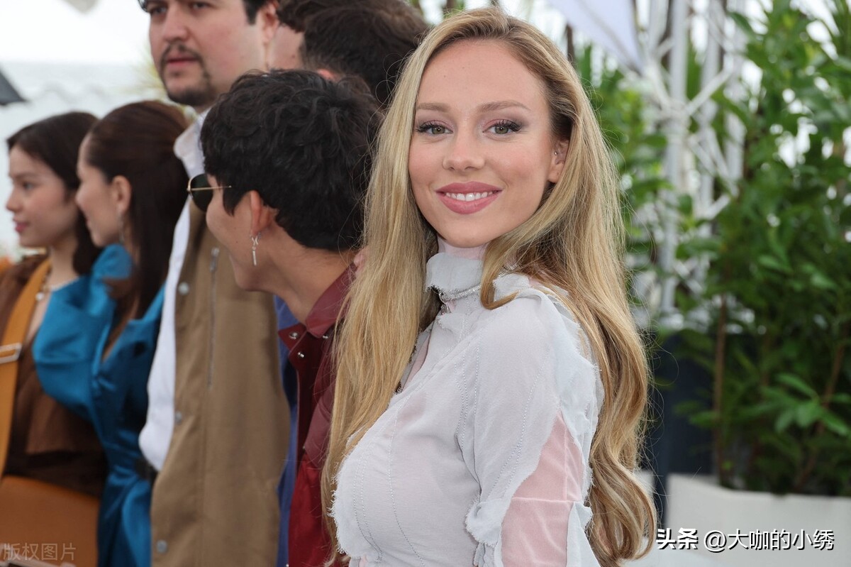 西班牙女星穿半身裙直播,西班牙女郎穿的裙子