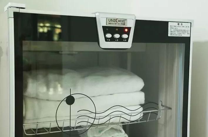 医生检查阴虱的镊子和刀片,男子发现阴虱