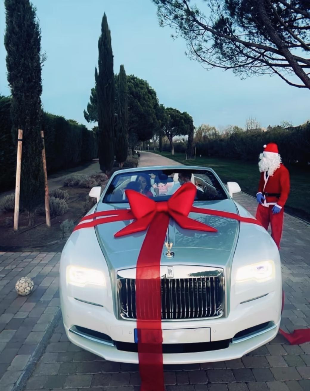 乔治娜送c罗几台车了,乔治娜送了几辆车给c罗了